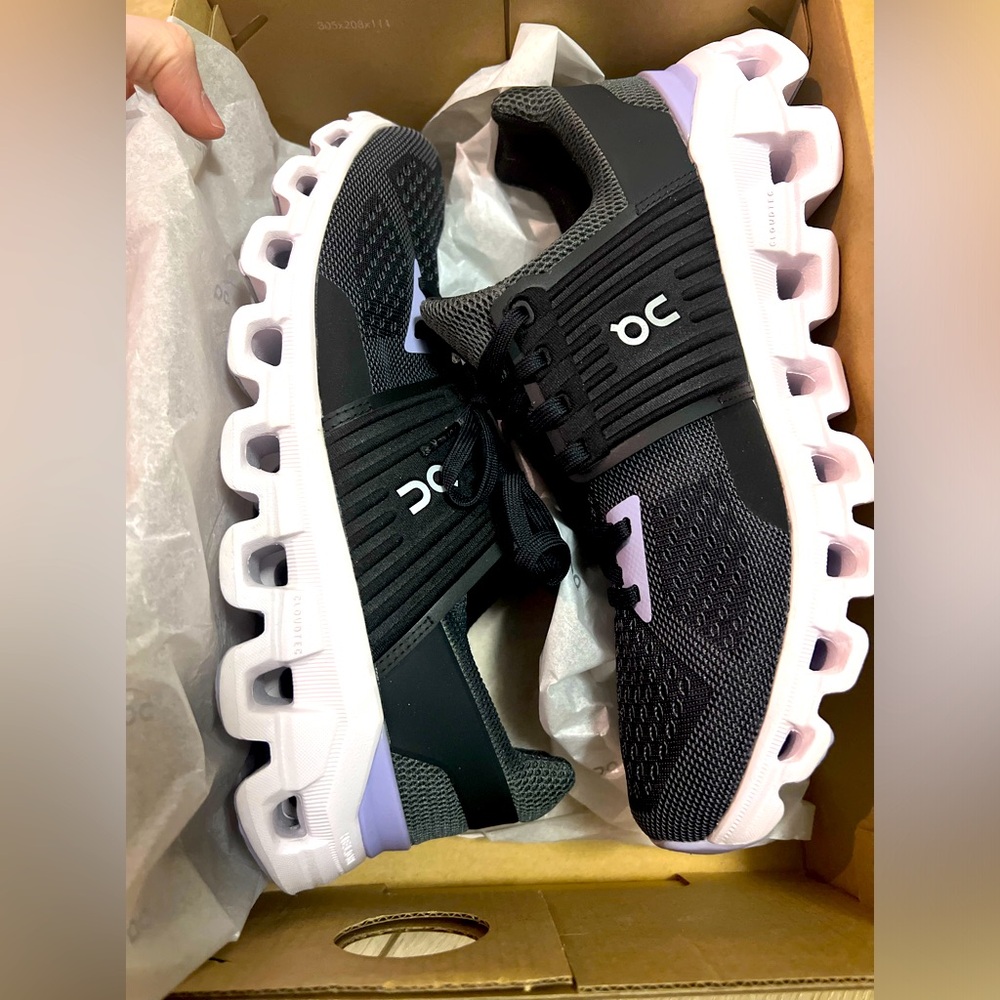 New in box size 8 wide women’s on clouds
